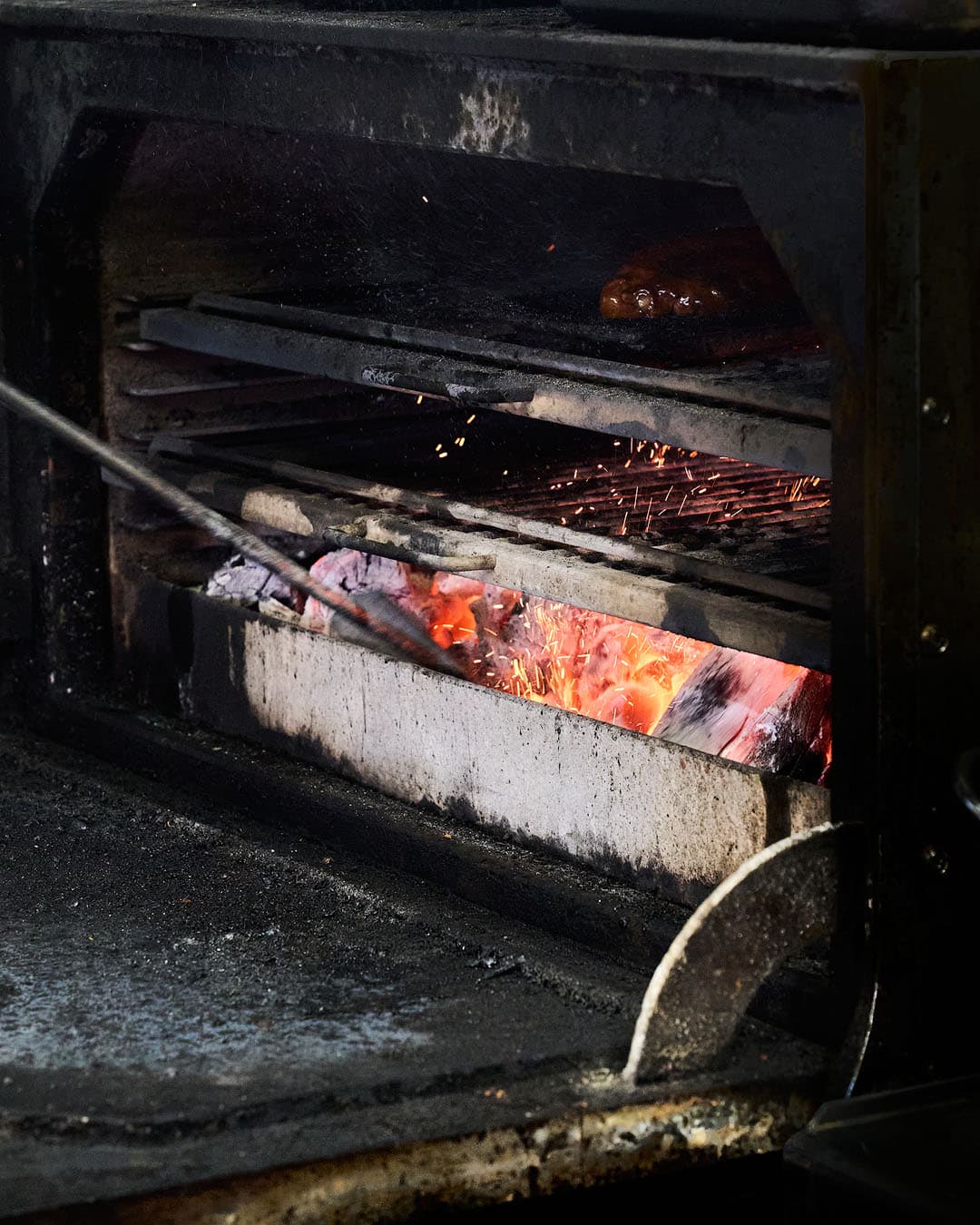 Detalle gastronómico en Mordida, restaurante de brasas en Alicante