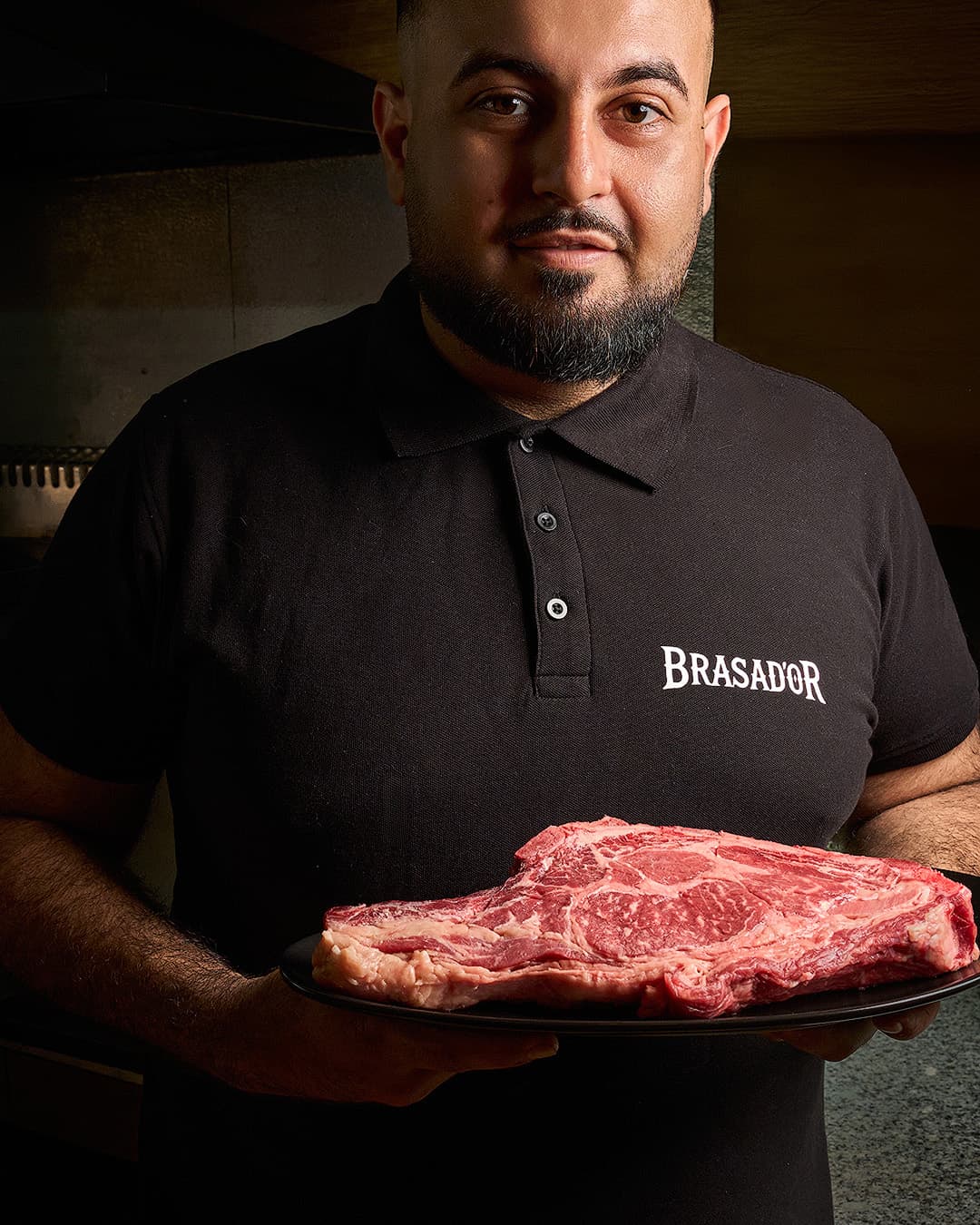 Norik Kocharyan with the Discarlux beef chop at Brasad'or, Alicante