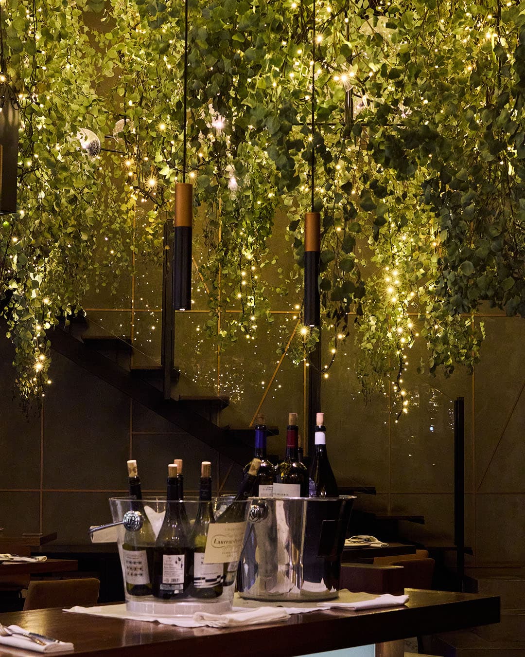 Interior de Barrazero Bistro en Alicante, espacio elegante con ambiente de bistró