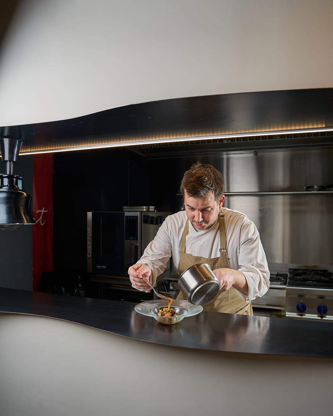 El chef Nanín Pérez cocinando en los fogones de Plëgat, Alicante