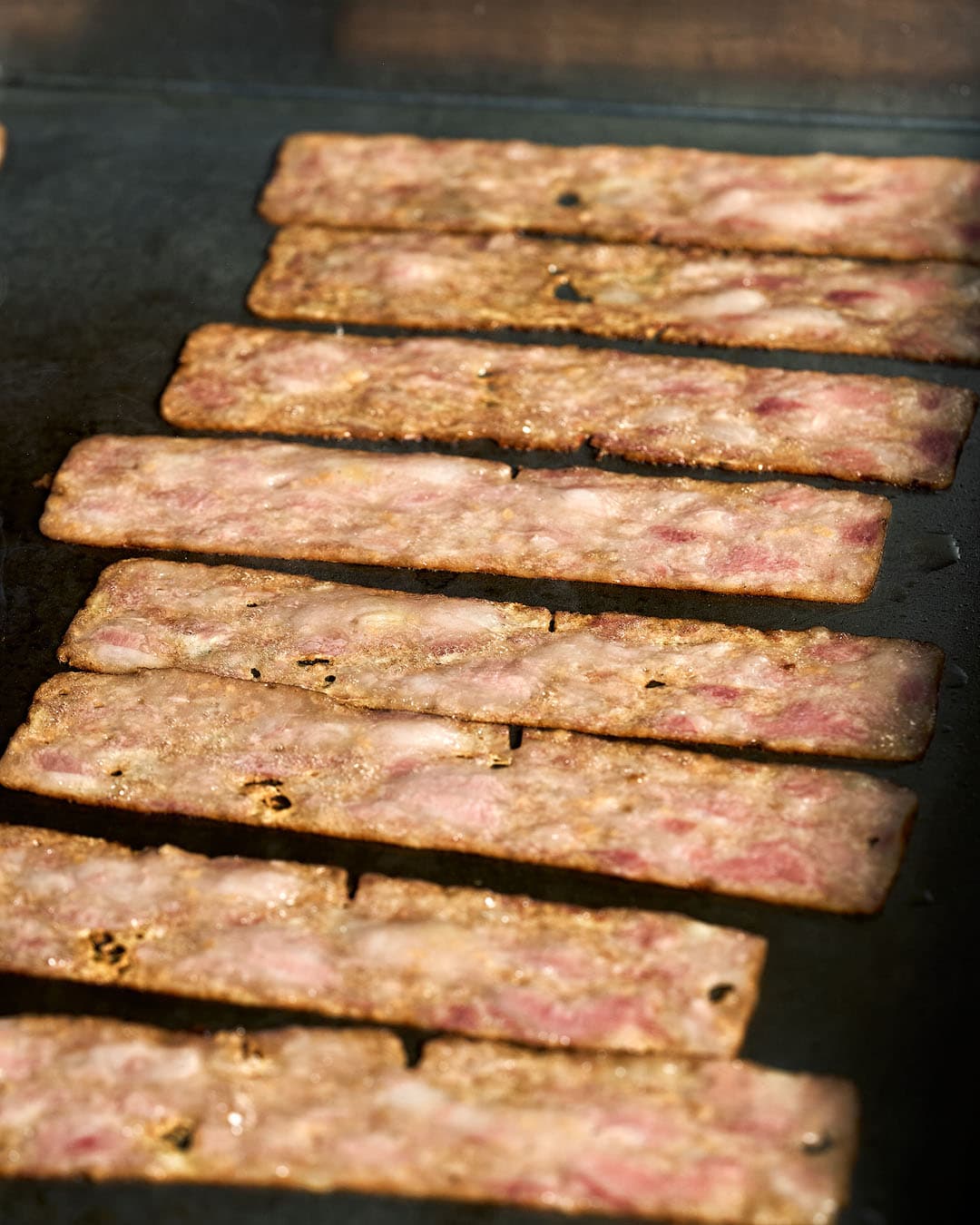 Crispy bacon on the griddle at Circo Burger, Alicante