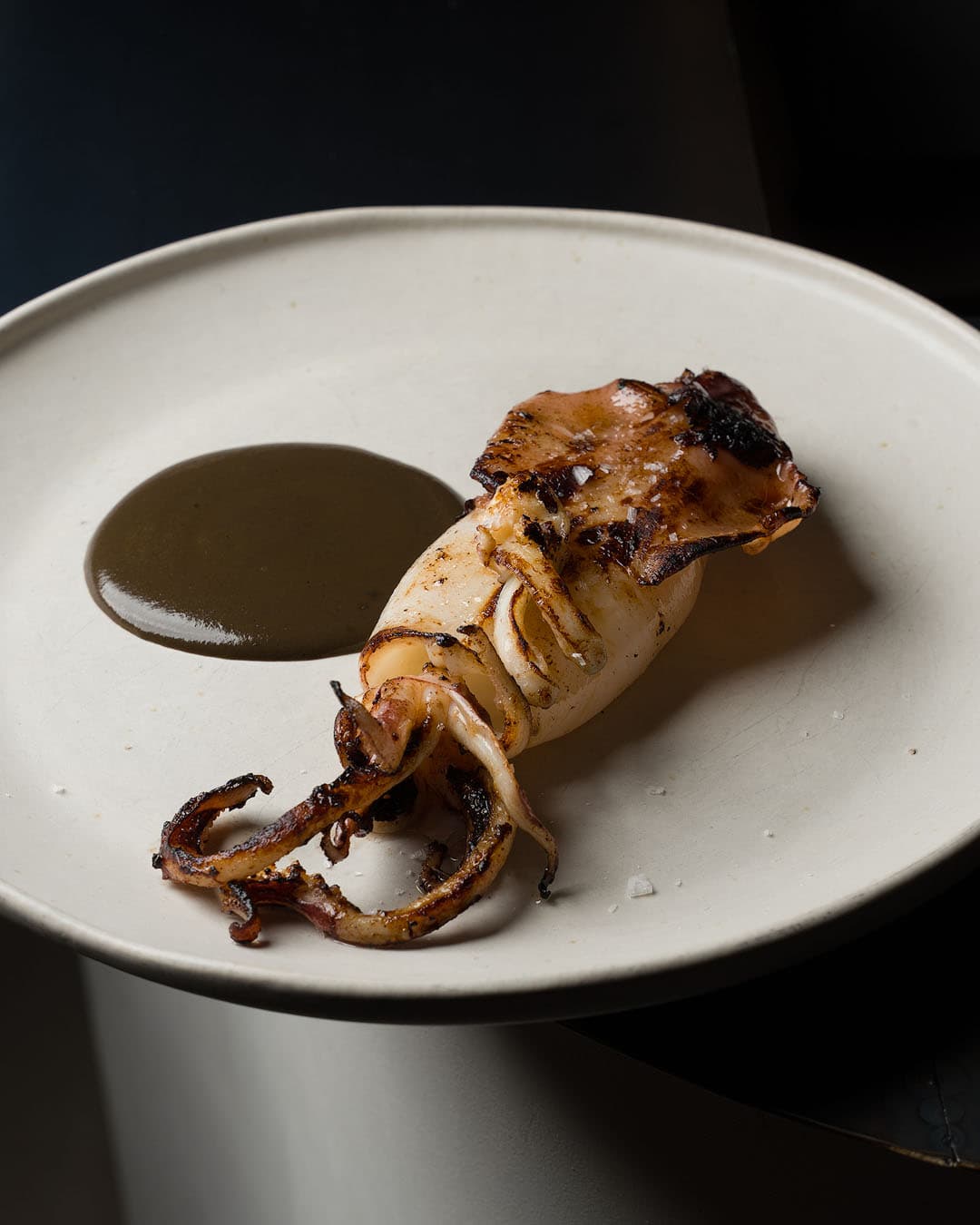 Calamar curado en shio-koji con curry negro en Plëgat, Alicante