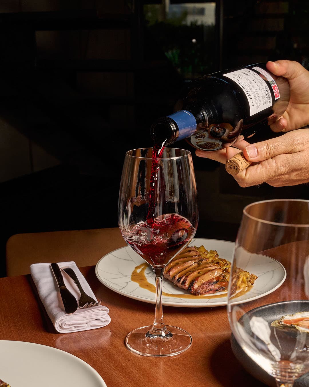 Mesa montada en Barrazero Bistro con servicio de vino, Alicante
