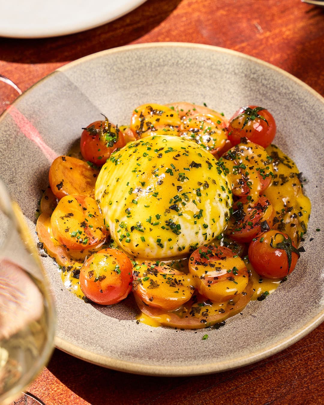 Ensalada de burrata y tomate en Mordida, Alicante