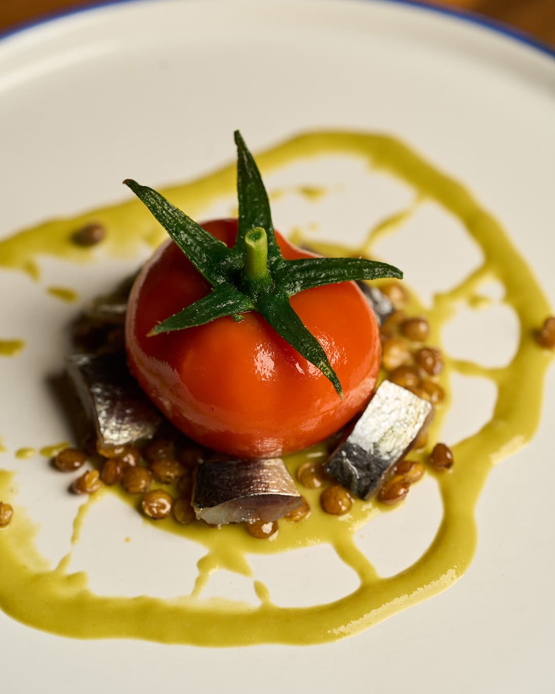 Mousse de feta con sardina ahumada y tomate verde en Steki, Alicante