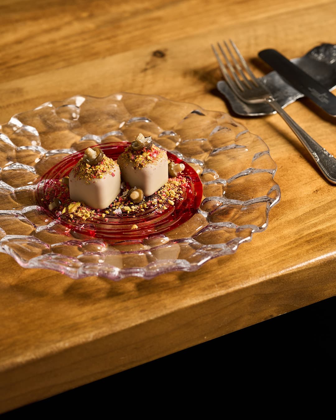 Foie gras con hibiscus, pistacho griego y shimejis en Steki, Alicante