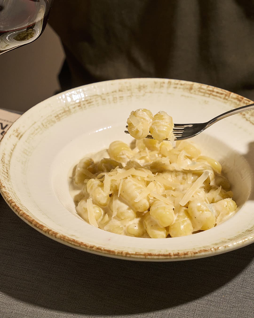 Disfrutando de los gnocchi 4 formaggi en La Mole, Alicante