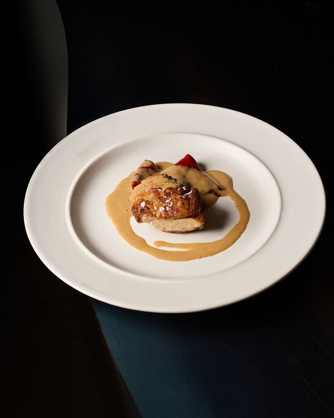 Molleja de ternera con salsa de pimientas y piquillo en Plëgat, Alicante