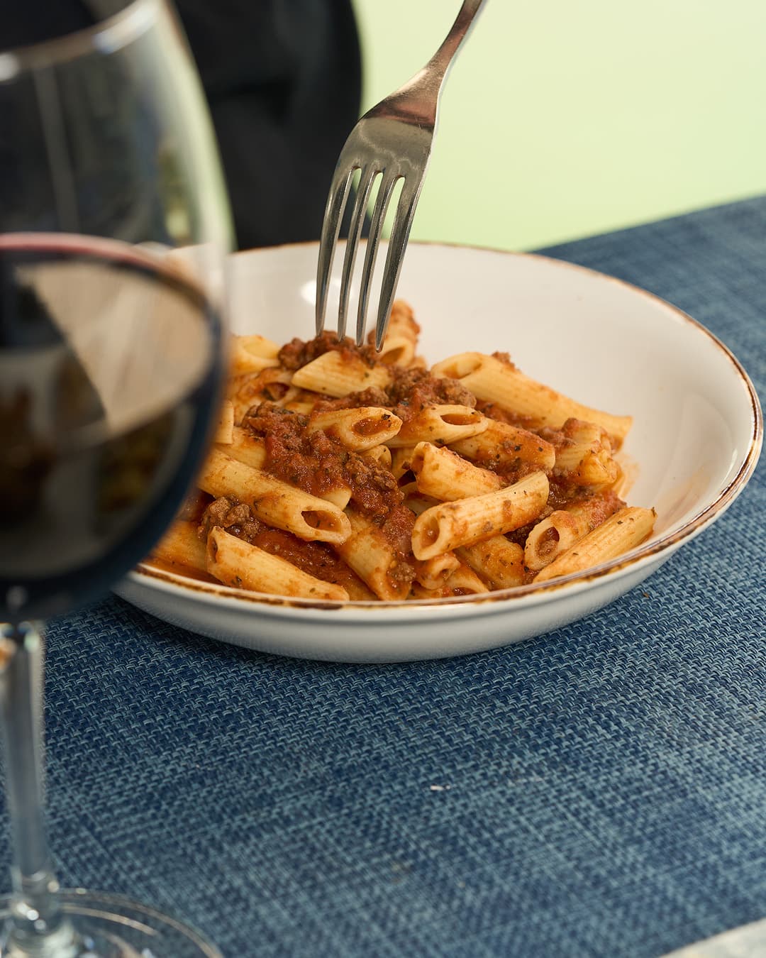 Pasta a la boloñesa en La Vela, restaurante en El Campello, Alicante