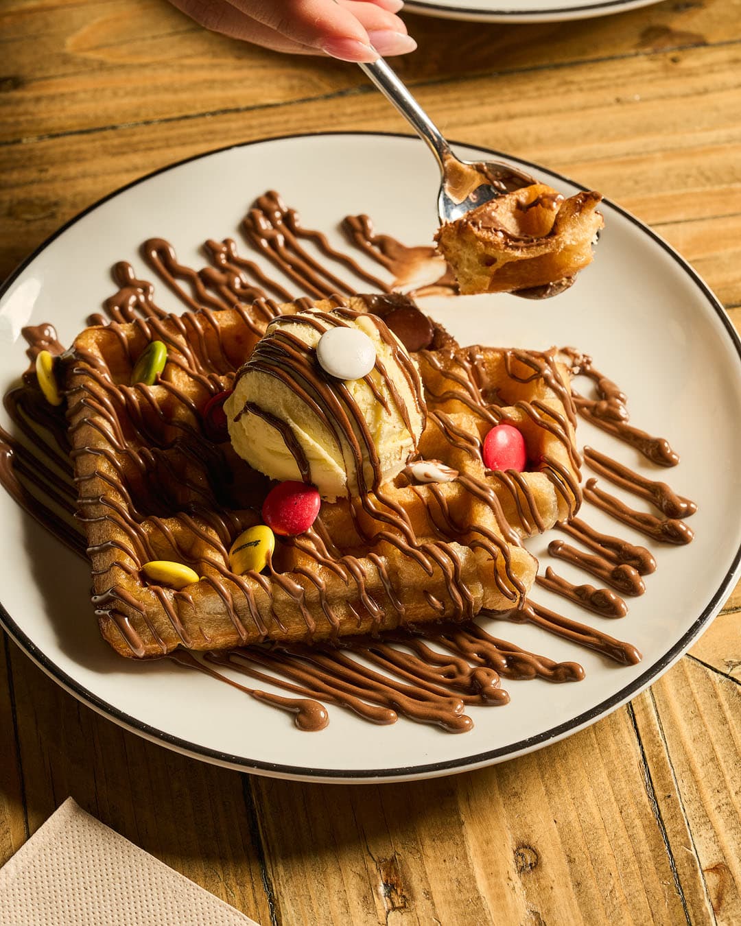 Waffle with ice cream and lacasitos at Circo Burger, Alicante