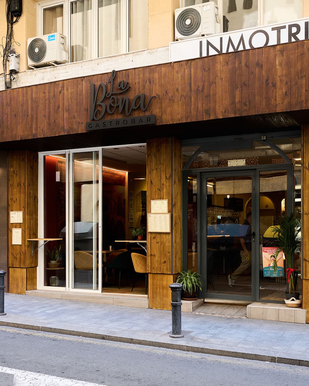 Fachada de La Bona, restaurante en Alicante