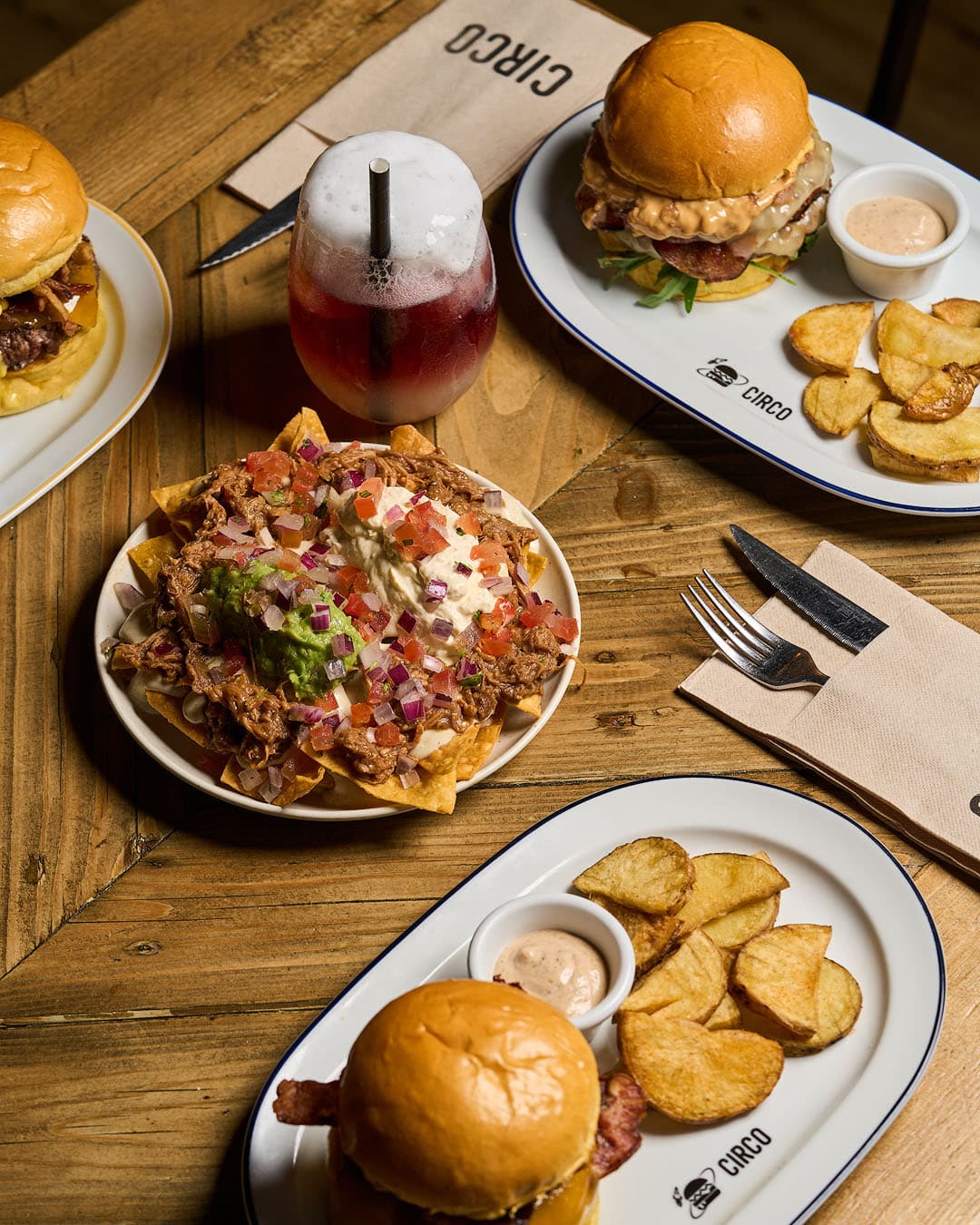 Table with burgers and starters at Circo Burger, Alicante