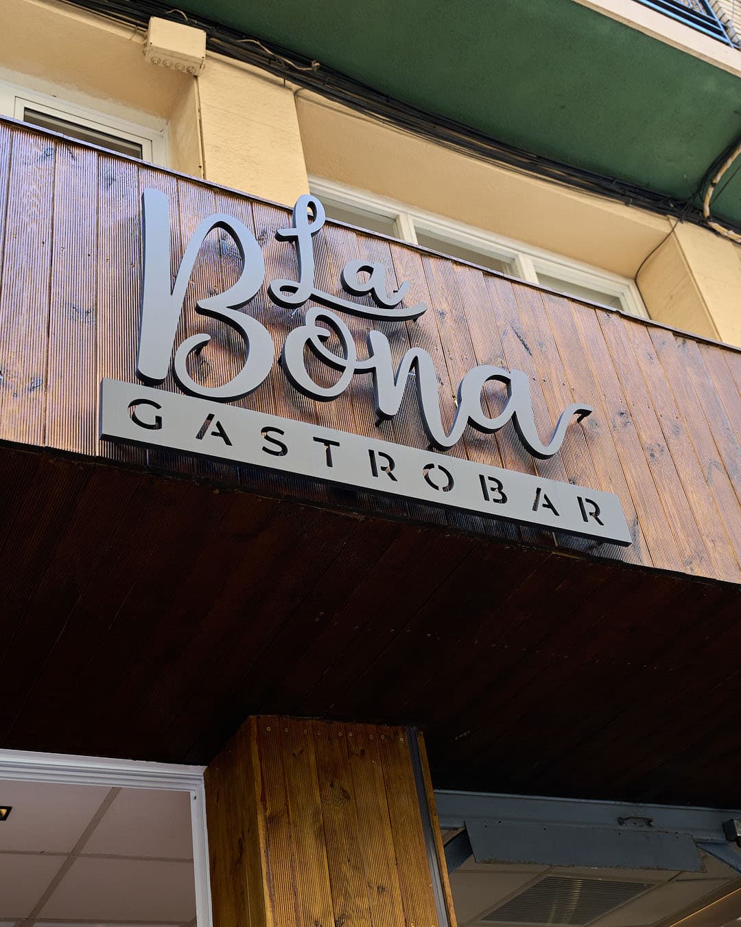 Cartel de La Bona restaurante en Alicante