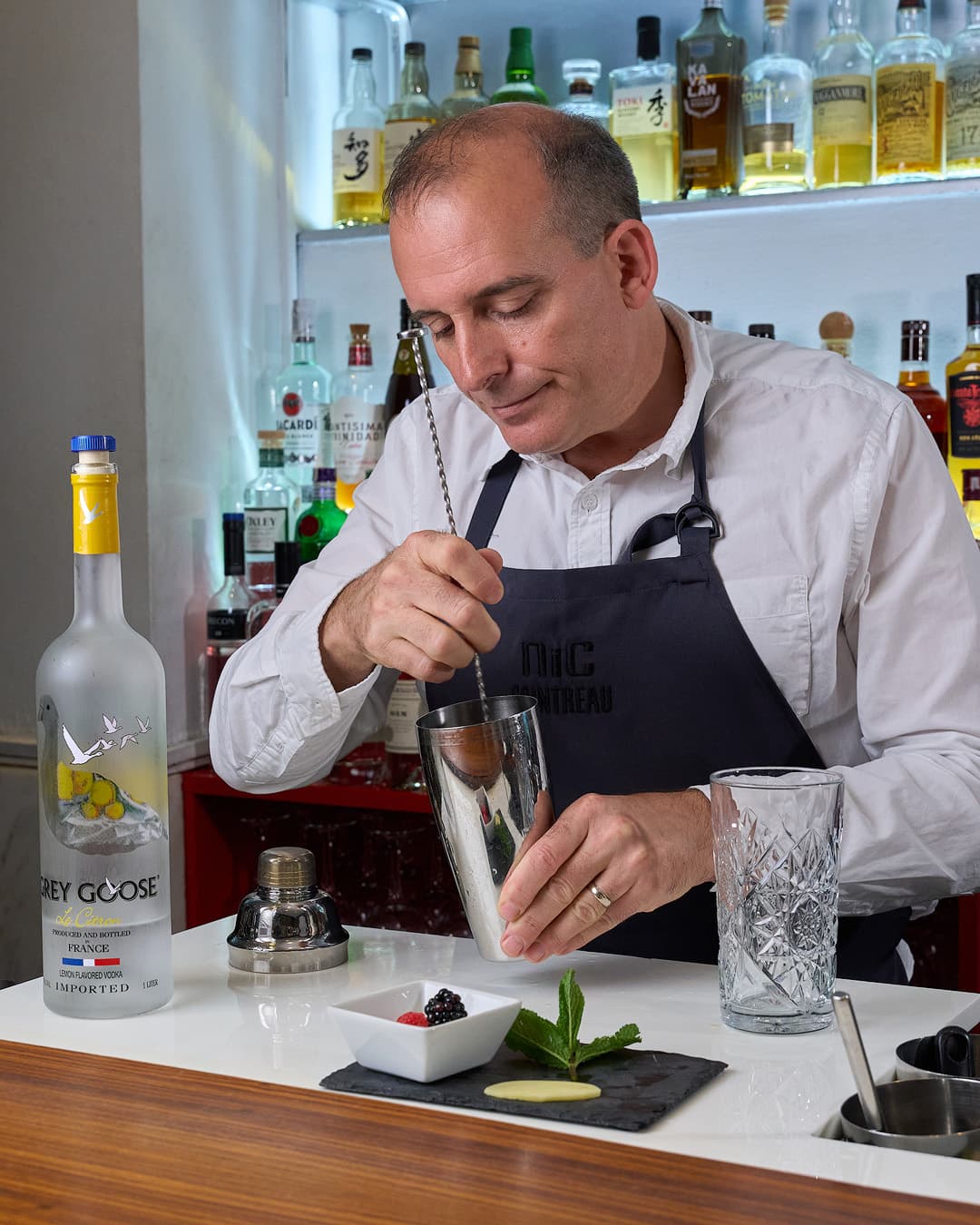 Cocktail preparation at NiC Combinados y Cócteles, Alicante