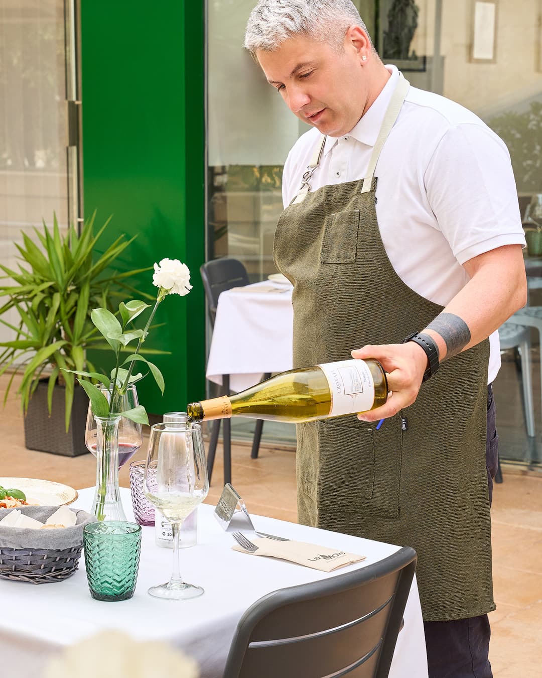 Danilo sirviendo vino en La Mole, restaurante italiano en Alicante