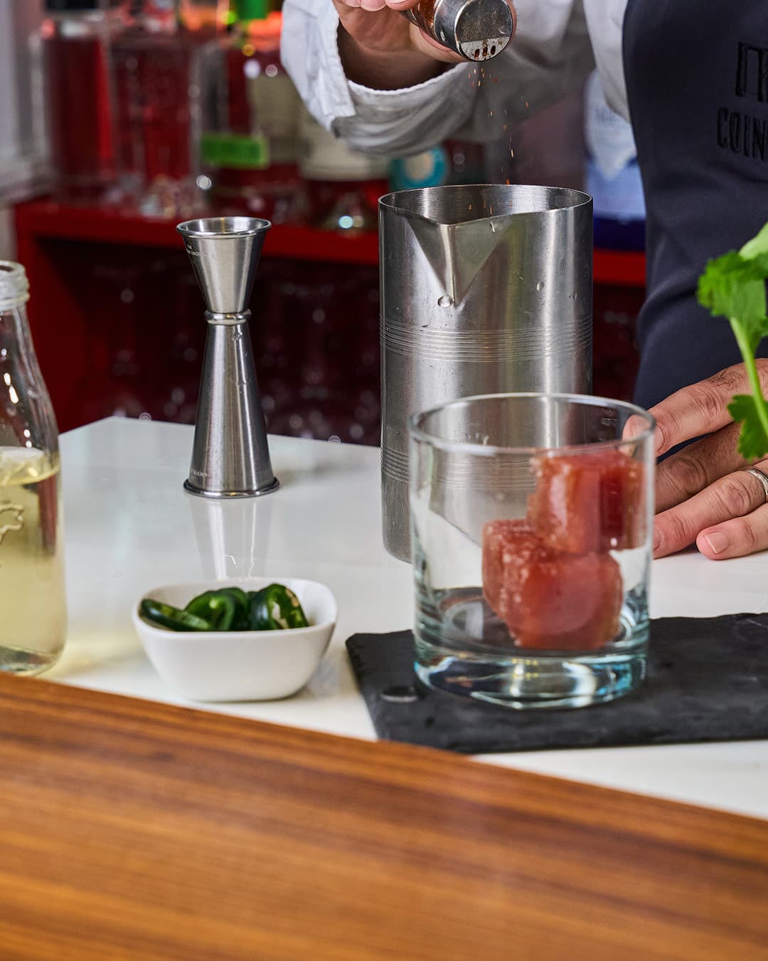 Bartender preparing a cocktail at NiC, Alicante