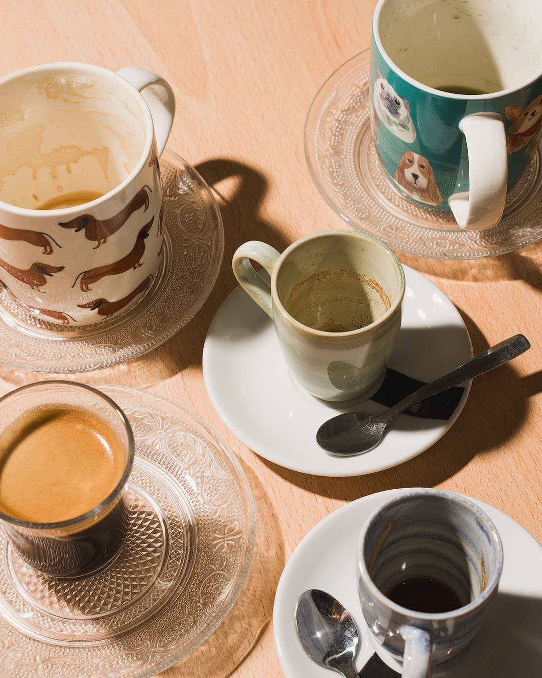 Coffee cups at Carmencita Brunch Alicante, on a wooden table with natural light