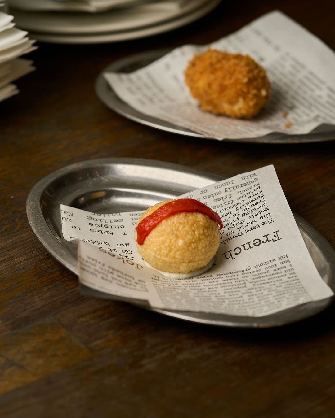 Buñuelo de bacalao y croqueta de jamón en Santabar, Alicante