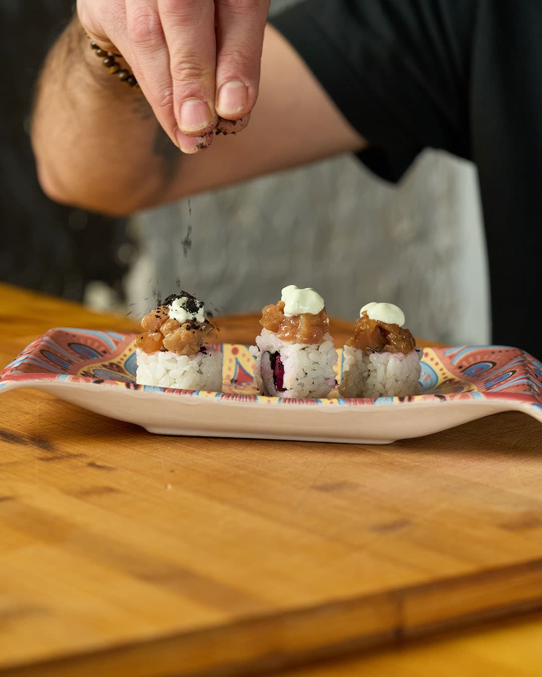 Sushi pieces at Miku Izakaya Sushi & Fusión in Alicante, finished at the table with seasoning