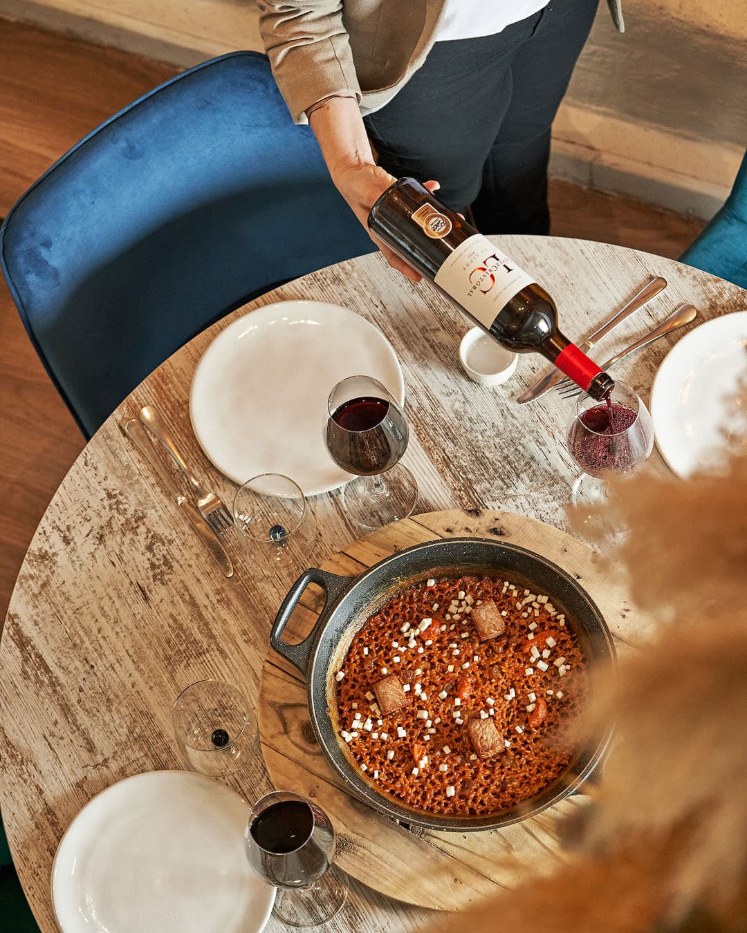 Table at Koiné Bistró with rice and wine service, Alicante