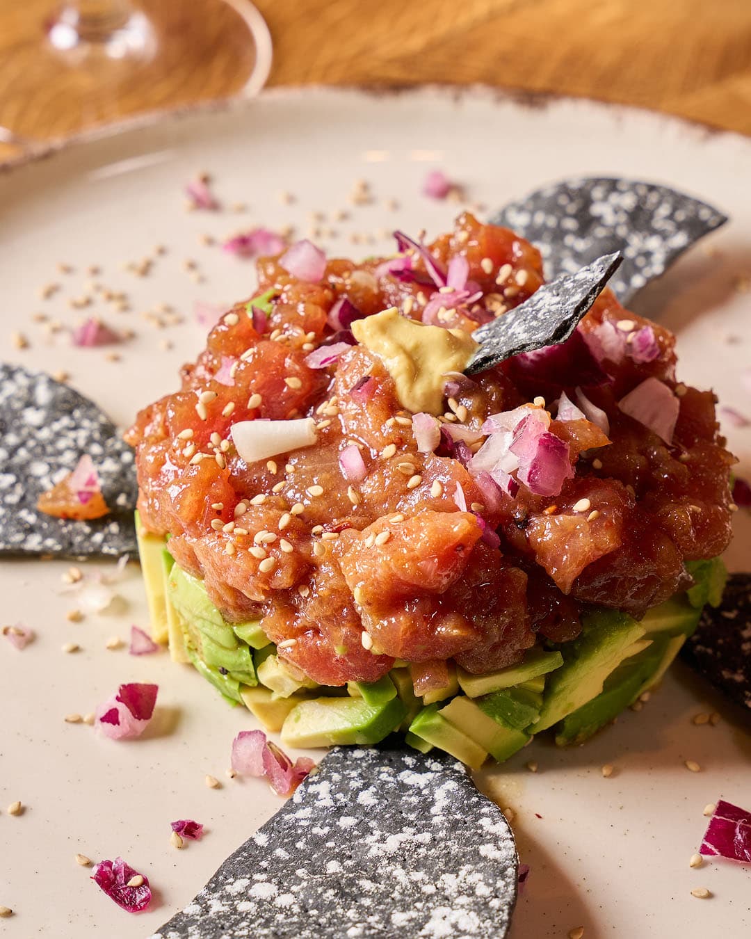 Tartar de atún con aguacate en La Bona, Alicante