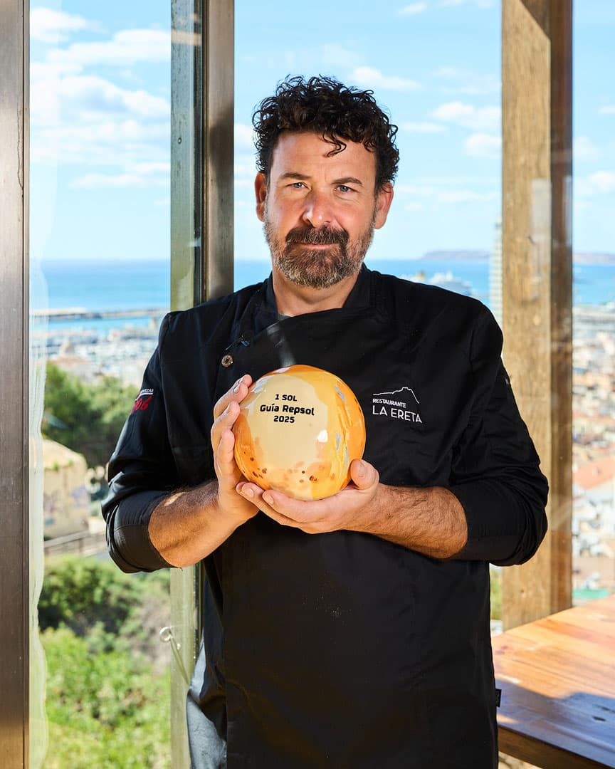 Chef Dani Frías con el Sol Repsol del restaurante La Ereta