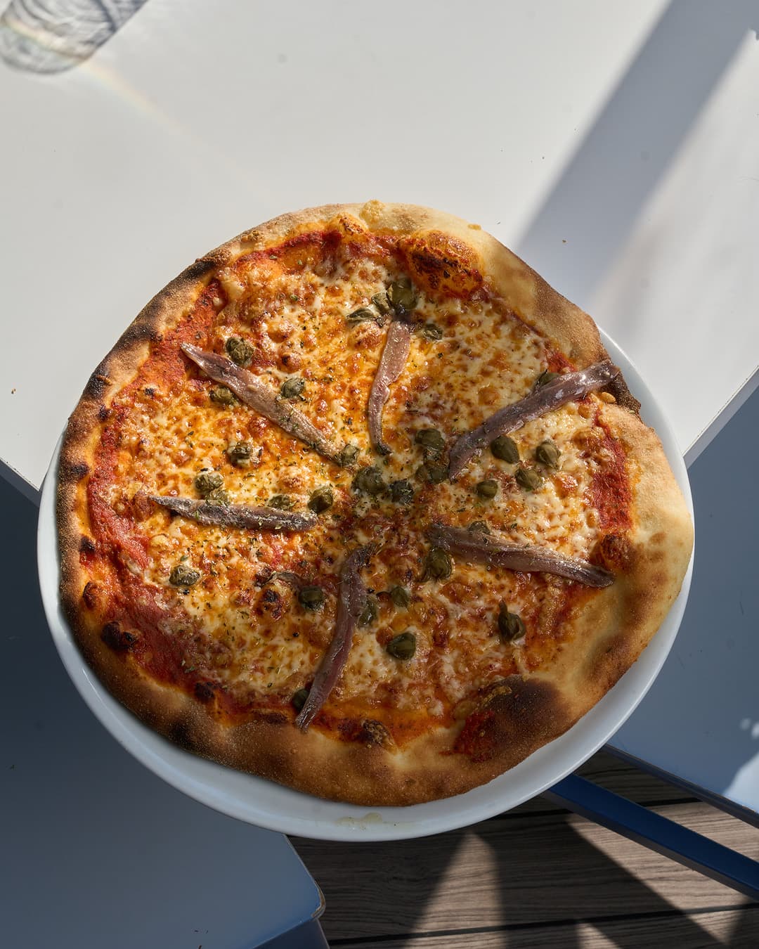 Pizza con anchoas y alcaparras en La Vela, El Campello, Alicante