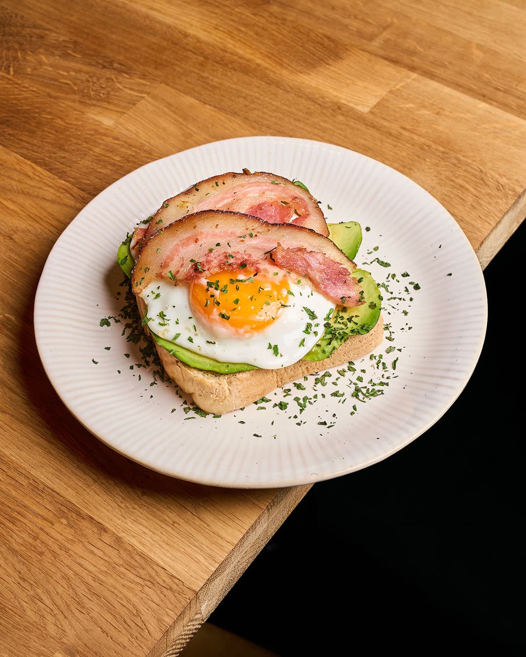 Tosta de aguacate, bacon y huevo en La Bona, Alicante