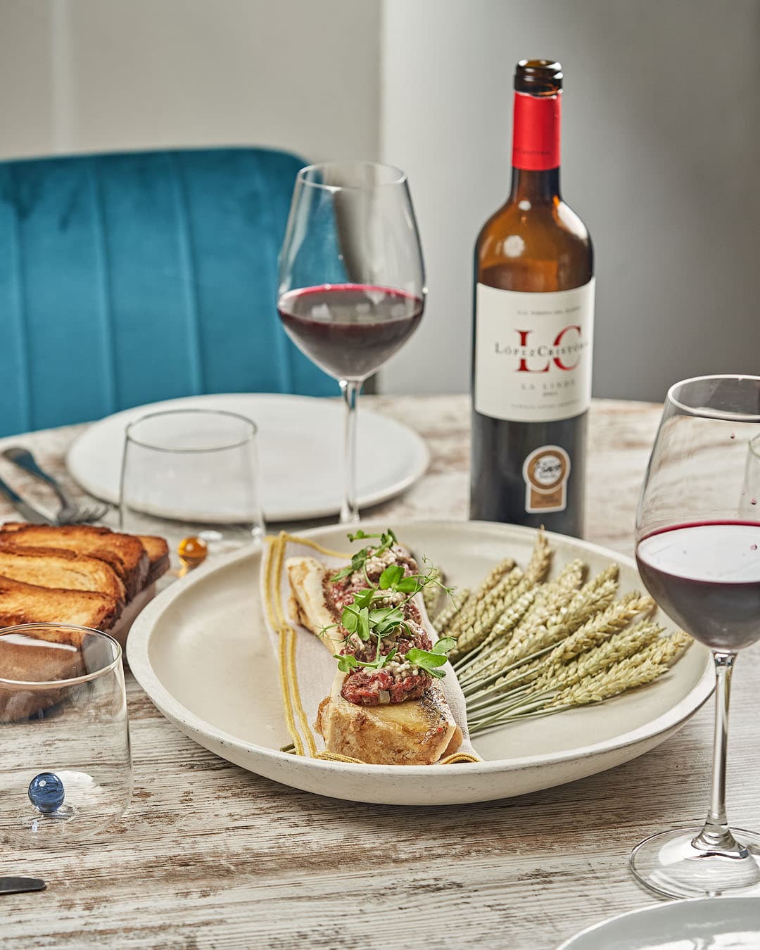 Steak tartar sobre tuétano en Koiné Bistró, Alicante