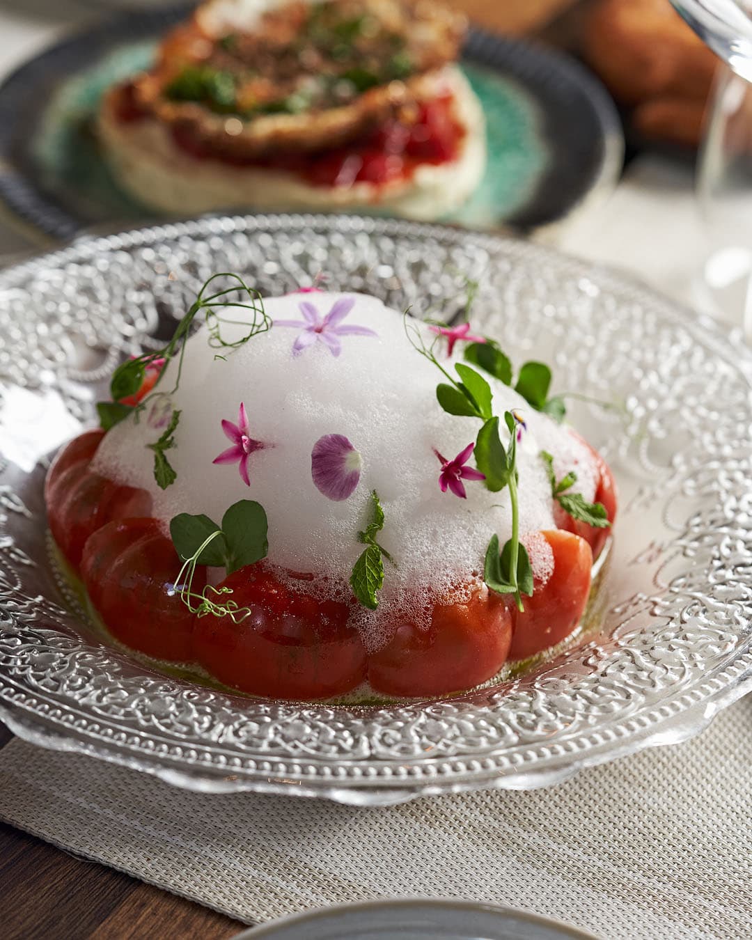Ensalada de tomate, burrata, pistachos y aire cítrico en Koiné Bistró, Alicante