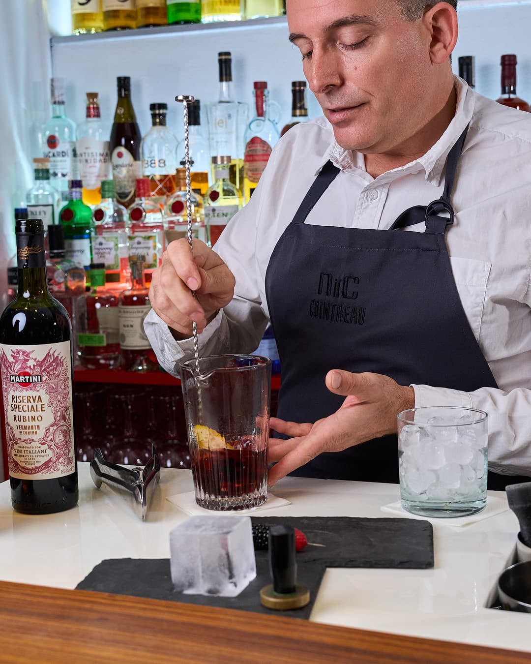 The NiC team preparing cocktails in Alicante
