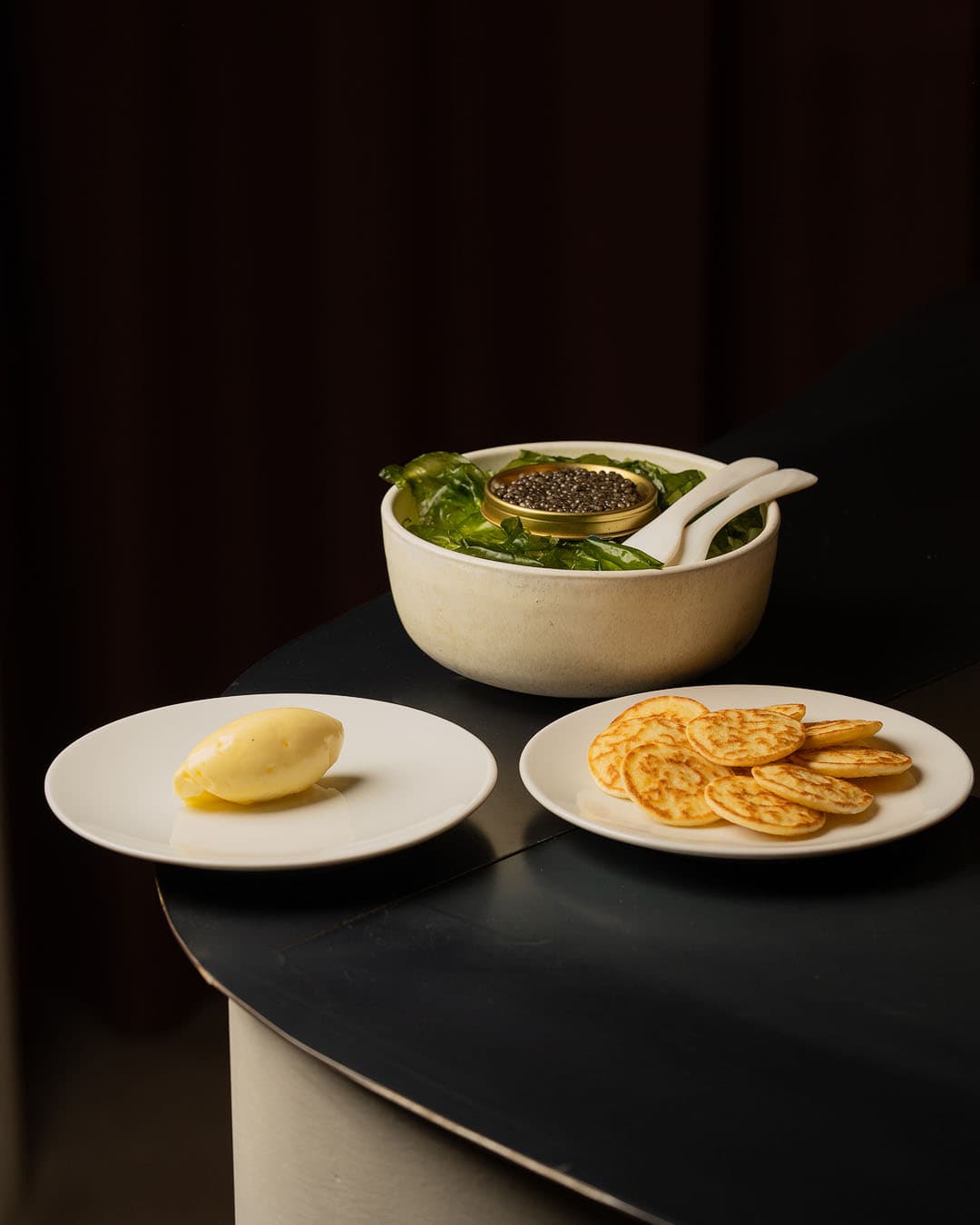 Caviar con blinis y mantequilla en Plëgat, Alicante