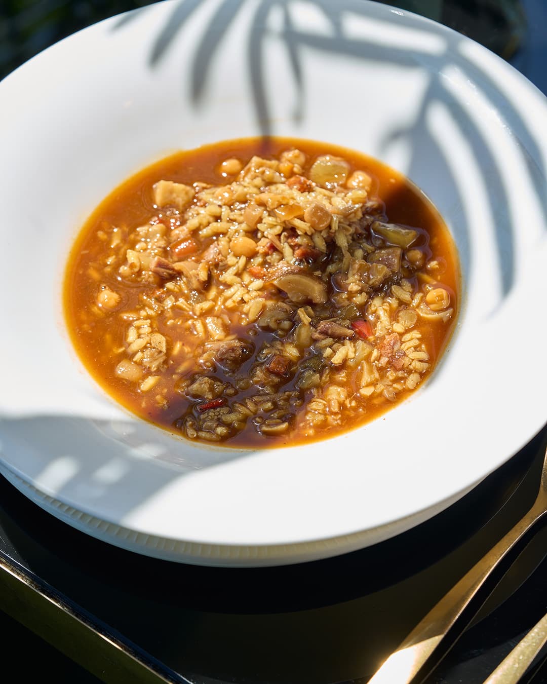 Arroz con pata servido en mesa en Teselas, Alicante