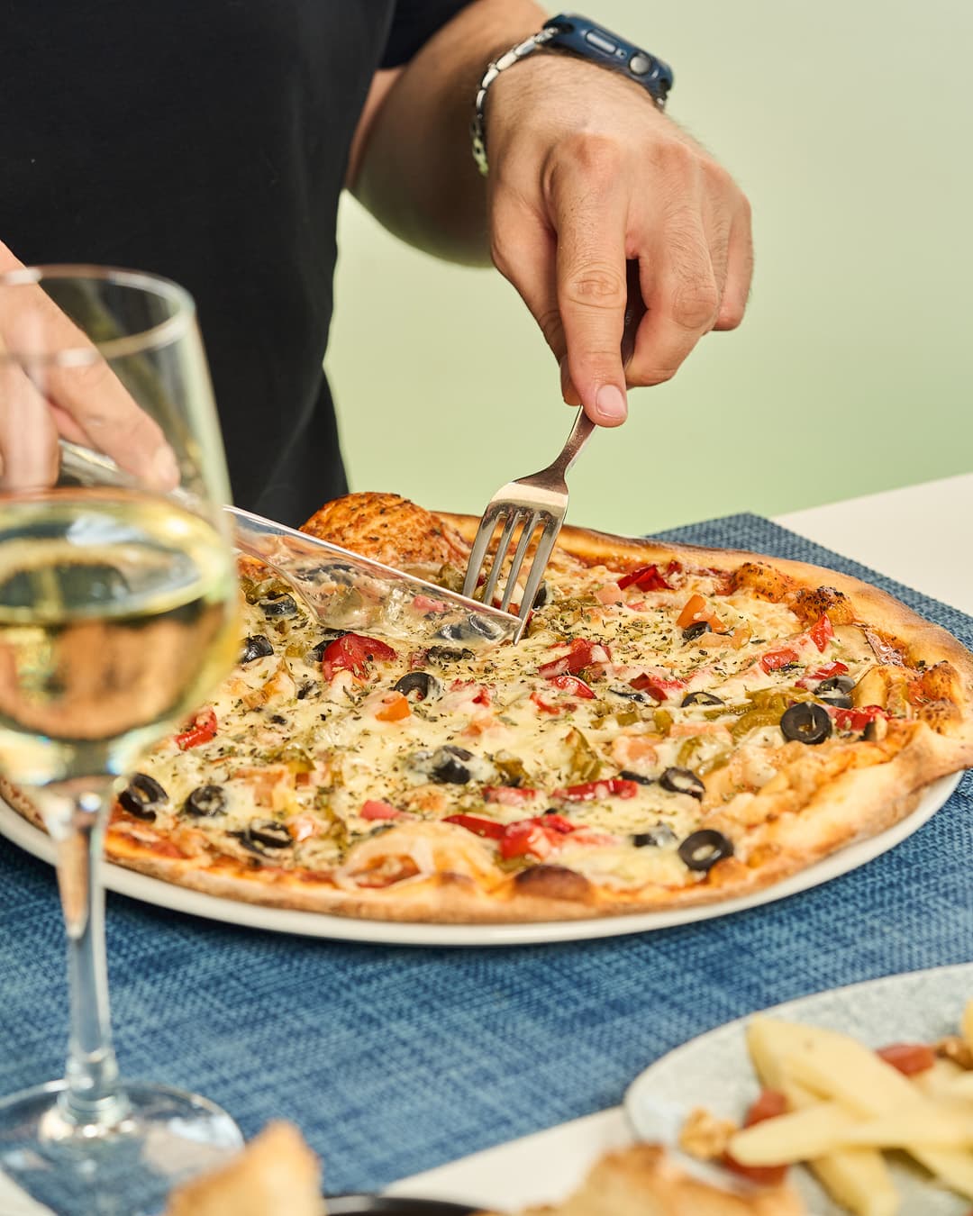 Pizza de salmón y aceitunas en La Vela, restaurante en Playa Muchavista