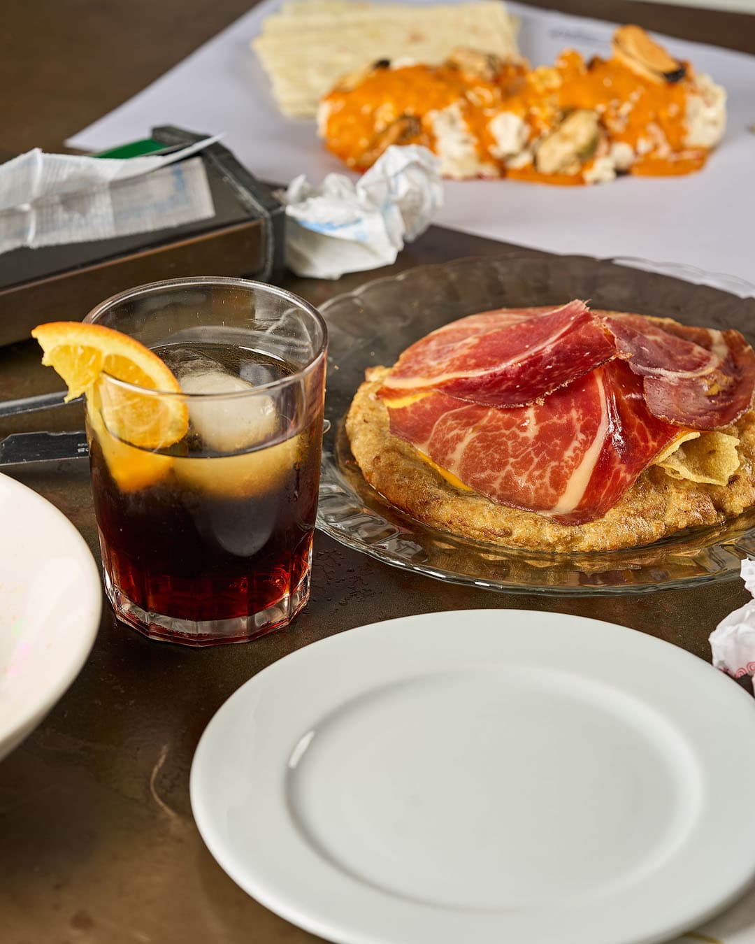 Tortilla de patatas con yema extra y vermú en Santabar, Santa Faz, Alicante