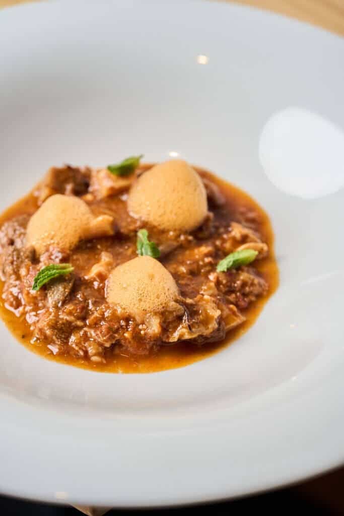 Plato de temporada servido en Alba Restaurante