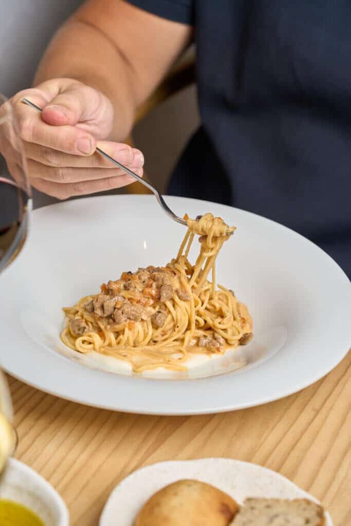 Plato de pasta servido en Alba Restaurante