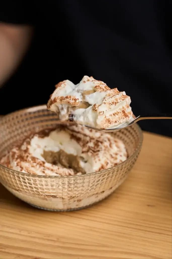 Tiramisú servido en Alba Restaurante